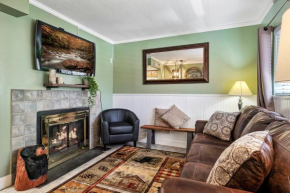 Lovely condo w/ indoor pool *only steps to parkway